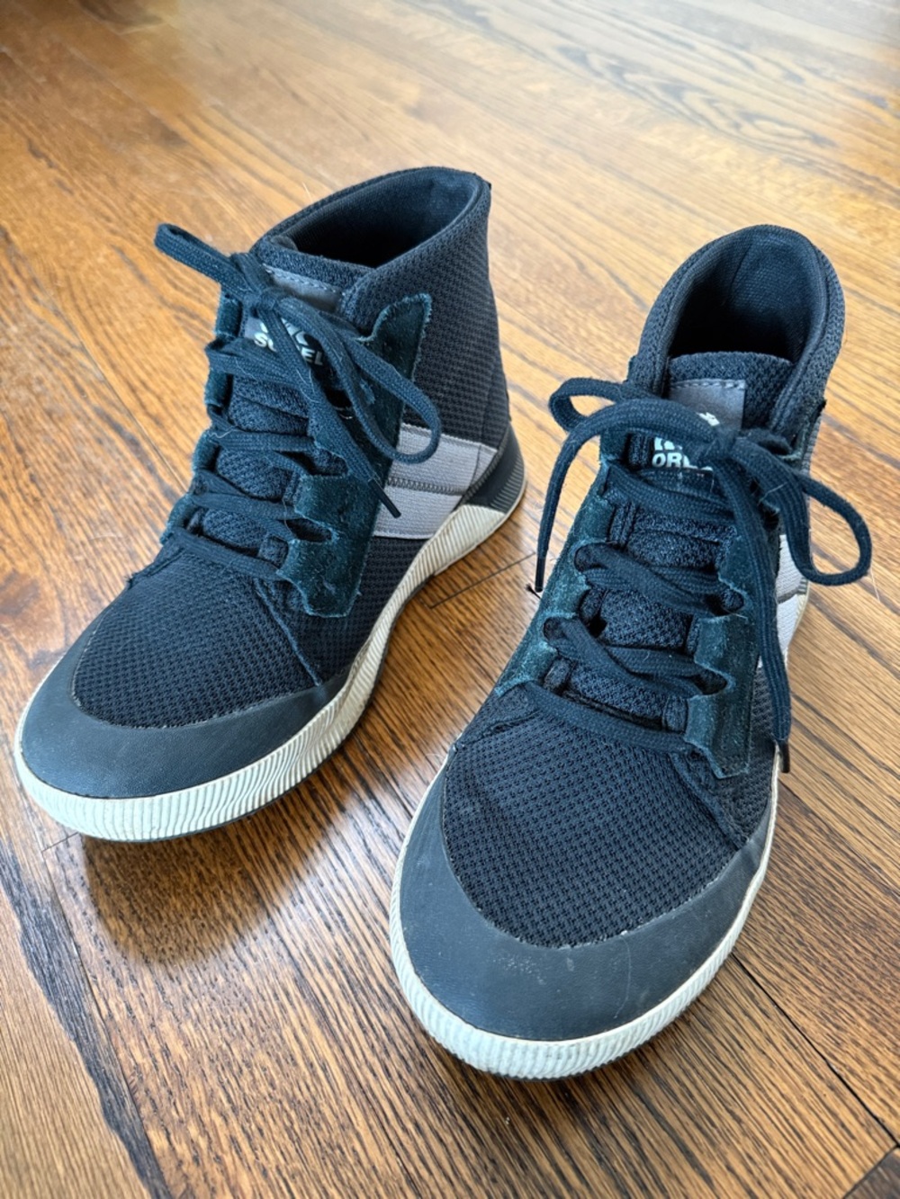 B39 Sorel Women’s 8.5 Black and Gray High-Top Sneakers